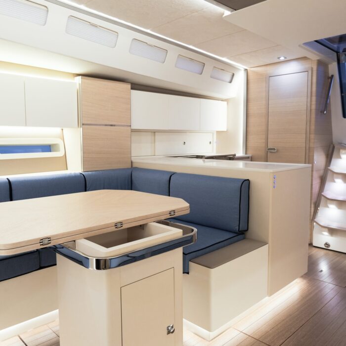 Plachetnice Italia Yachts 14.98 - prostorný salón