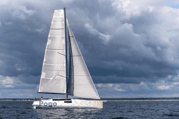 Pogo 44 - bok plachetnice