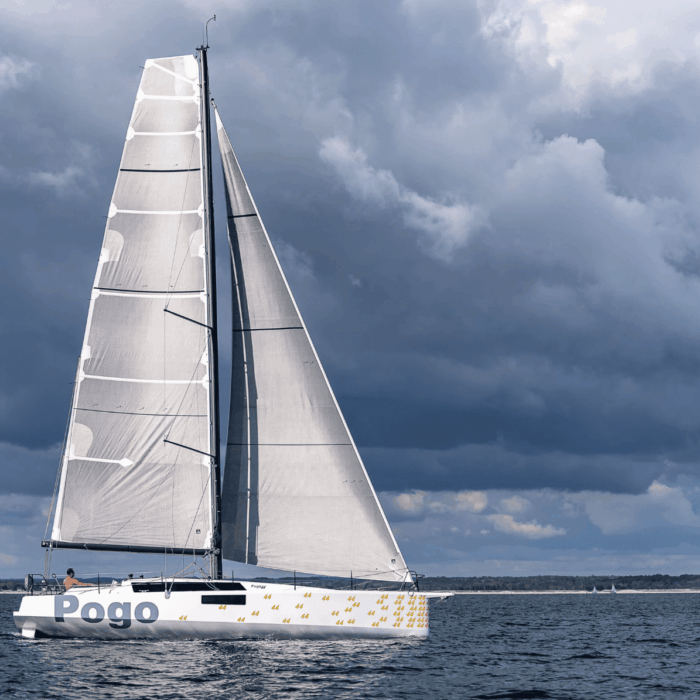Pogo 44 - bok plachetnice