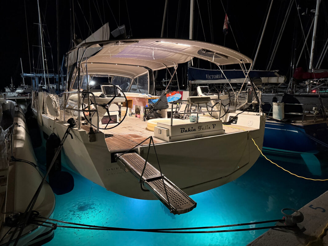 Loď Dufour 63 v marině